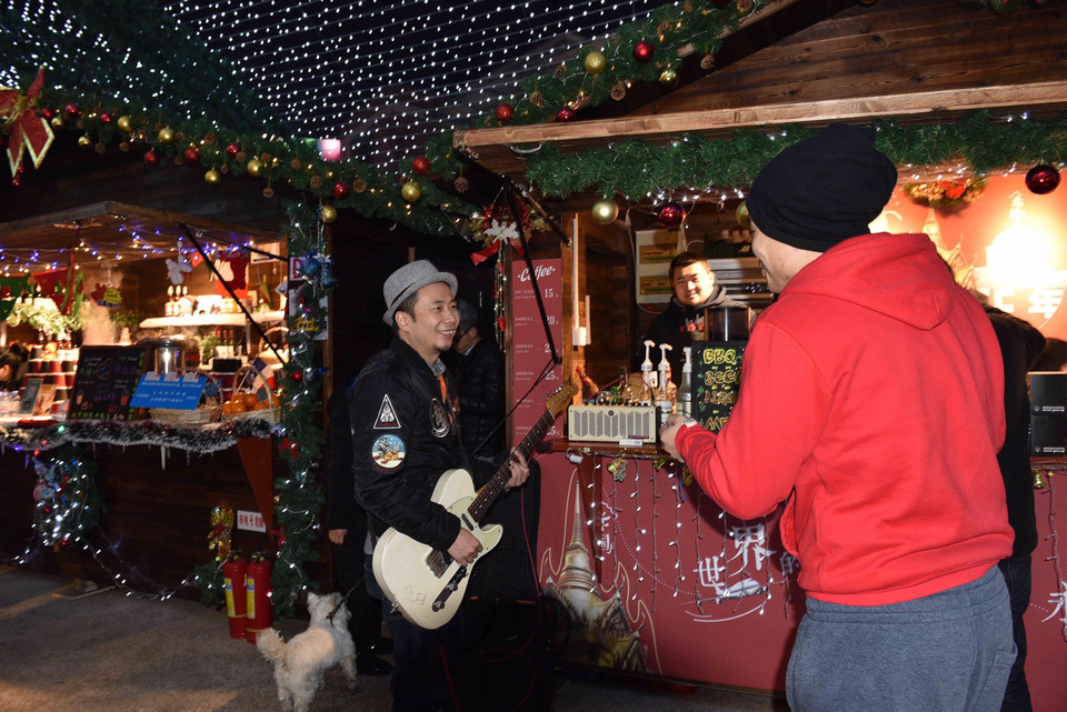 Nghệ sỹ nghiệp dư biểu diễn “âm nhạc đường phố tạo không khí vui nhộn trong đêm Noel. (Ảnh: Tường Thu/Vietnam+)