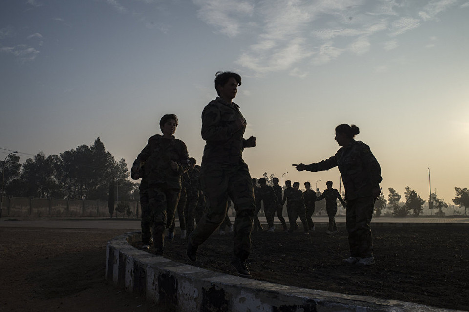 Các nữ học viên cũng phải huấn luyện thể lực như nam giới. (Ảnh: Sputnik)