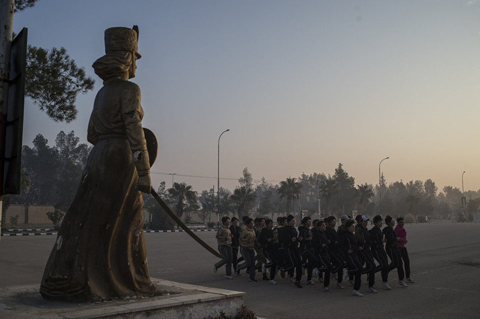 Rèn thể lực là nhiệm vụ thường xuyên mà các nữ học viên phải thực hiện. (Ảnh: Sputnik)