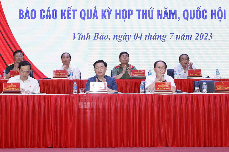 Chủ tịch Quốc hội Vương Đình Huệ và Đoàn đại biểu Quốc hội thành phố Hải Phòng tại buổi tiếp xúc cử tri huyện Vĩnh Bảo. (Ảnh: Doãn Tấn/TTXVN)