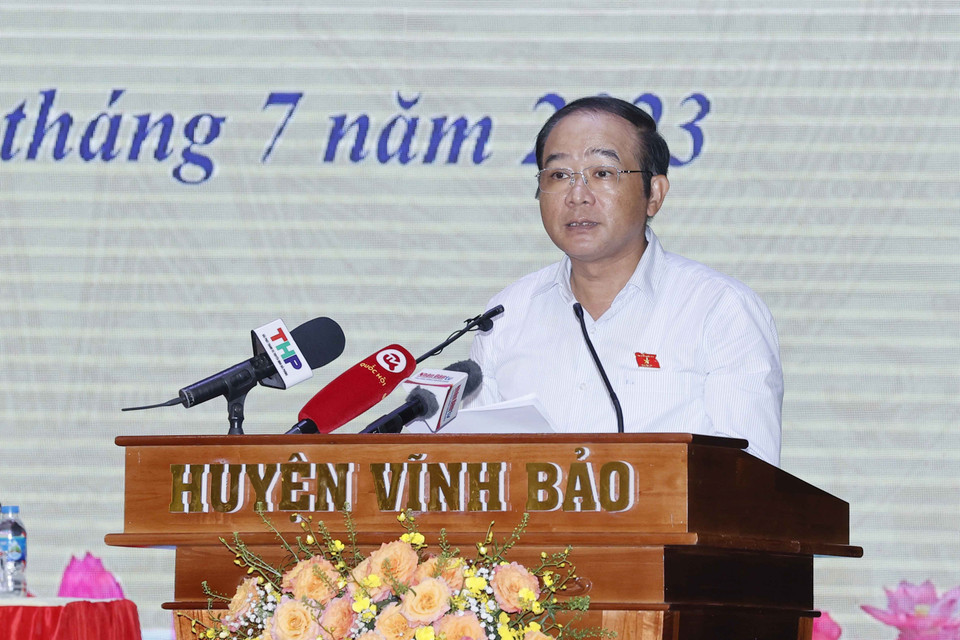 Phó Trưởng đoàn chuyên trách Đoàn đại biểu Quốc hội thành phố Hải Phòng Lã Thanh Tân báo cáo kết quả Kỳ họp thứ 5, Quốc hội khóa XV. (Ảnh: Doãn Tấn/TTXVN)