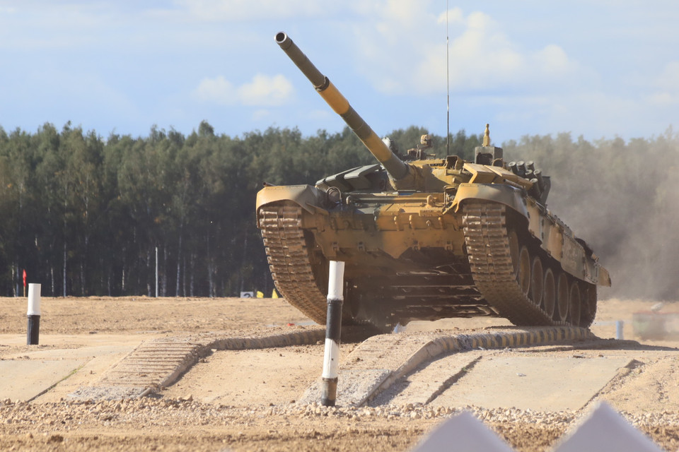 Xe tăng của đội tuyển Việt Nam vượt qua chướng ngại vật. (Ảnh: Trần Hiếu/Vietnam+)