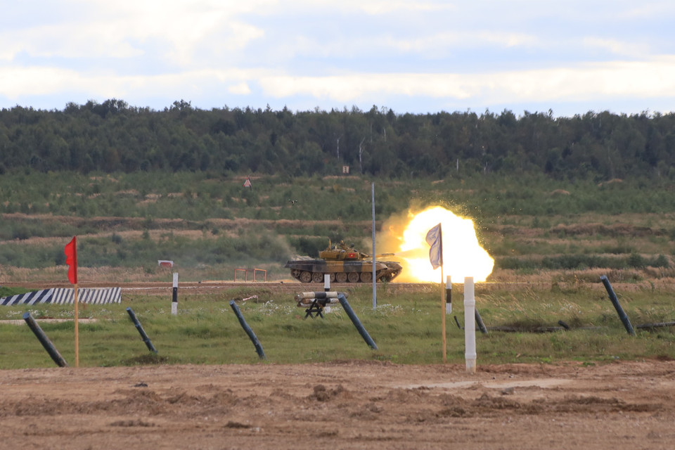 Kíp xe nhanh chóng tiêu diệt mục tiêu bằng pháo hành tiến. (Ảnh: Trần Hiếu/Vietnam+)