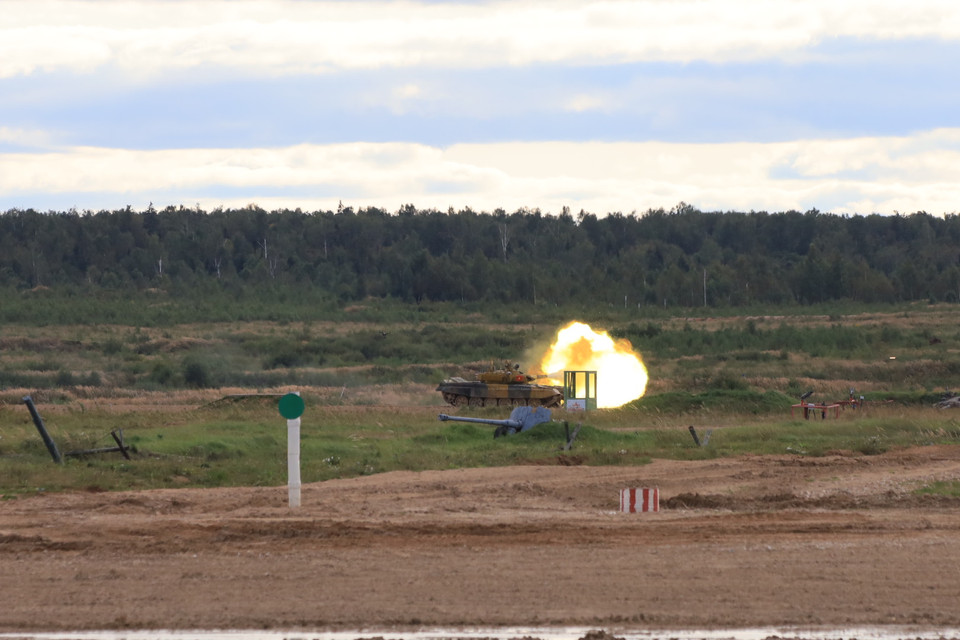 Kíp xe nhanh chóng tiêu diệt mục tiêu bằng pháo hành tiến. (Ảnh: Trần Hiếu/Vietnam+)