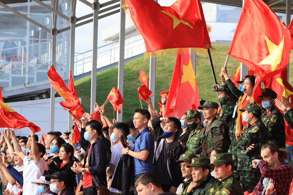 Khán giả cổ vũ hết mình cho phần thi của đội tuyển Việt Nam. (Ảnh: Trần Hiếu/Vietnam+)