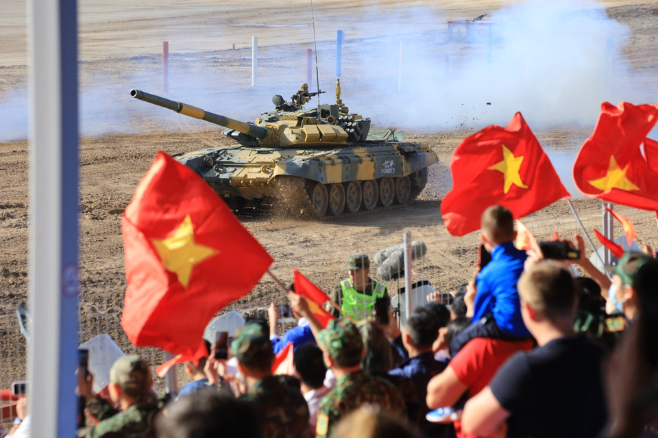 Kíp xe tăng Việt Nam nhanh chóng điều khiển xe tăng tốc. (Ảnh: Trần Hiếu/Vietnam+)