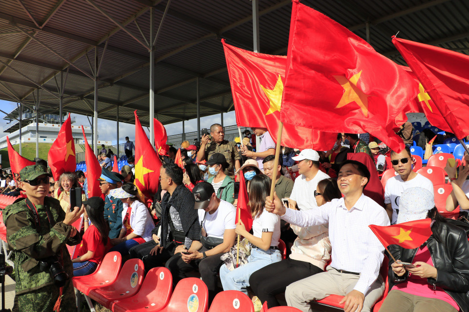  Khán giả cổ vũ hết mình cho phần thi của đội tuyển Việt Nam. (Ảnh: Trần Hiếu/Vietnam+) 