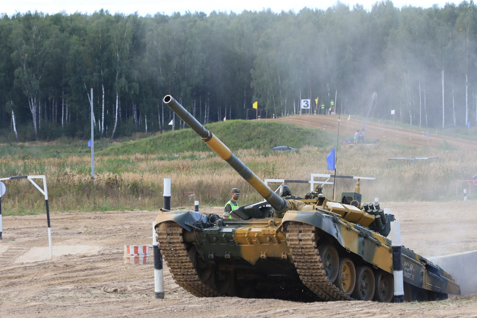 Kíp xe điều khiển xe vượt qua chướng ngại vật hào chống tăng. (Ảnh: Trần Hiếu/Vietnam+)