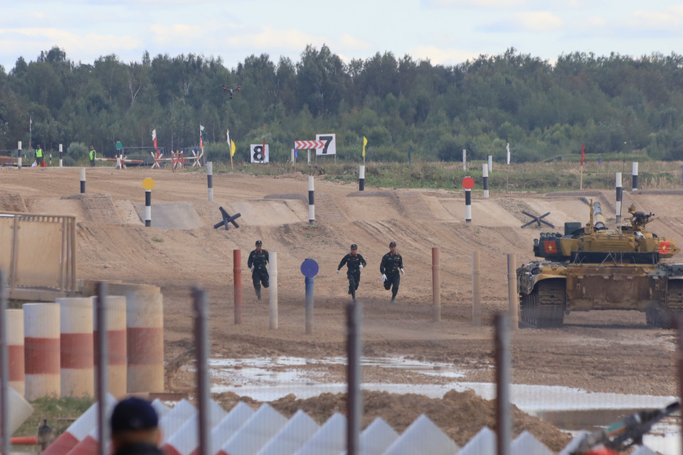 Kíp tăng thứ nhất của đội Việt Nam bắt đầu phần thi Tank Biathlon trong Army Games 2020. (Ảnh: Trần Hiếu/Vietnam+)