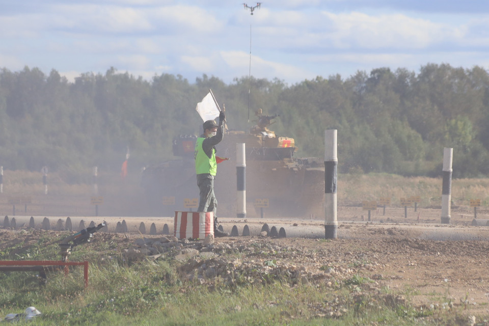 Xe vào tuyến bắn chuẩn bị tiêu diệt mục tiêu. (Ảnh: Trần Hiếu/Vietnam+)