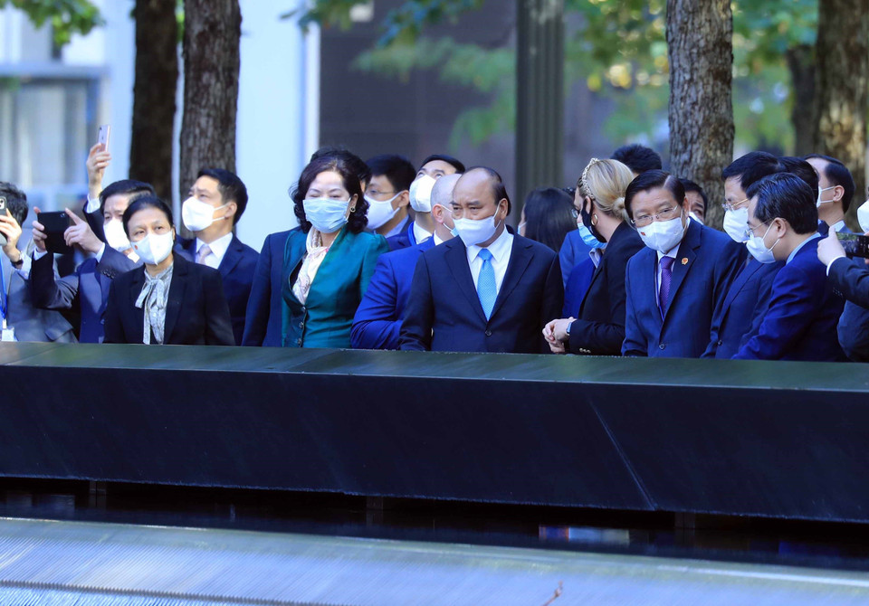 Chủ tịch nước Nguyễn Xuân Phúc thăm Khu tưởng niệm các nạn nhân của vụ khủng bố 11/9. (Ảnh: Thống Nhất/TTXVN)