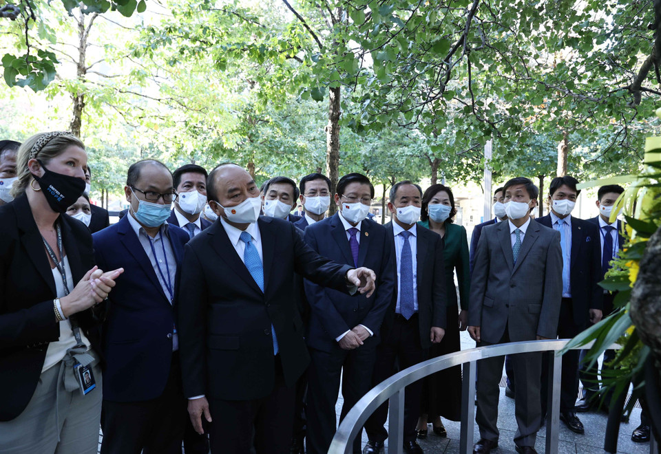 Chủ tịch nước Nguyễn Xuân Phúc thăm Khu tưởng niệm các nạn nhân của vụ khủng bố 11/9. (Ảnh: Thống Nhất/TTXVN)