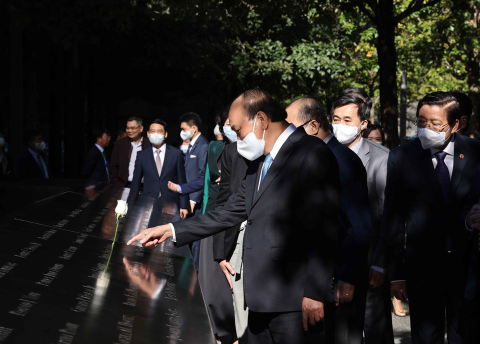 Khu tưởng niệm có khắc tên tất cả những nạn nhân của vụ khủng bố đẫm máu ngày 11/9. (Ảnh: Thống Nhất/TTXVN)