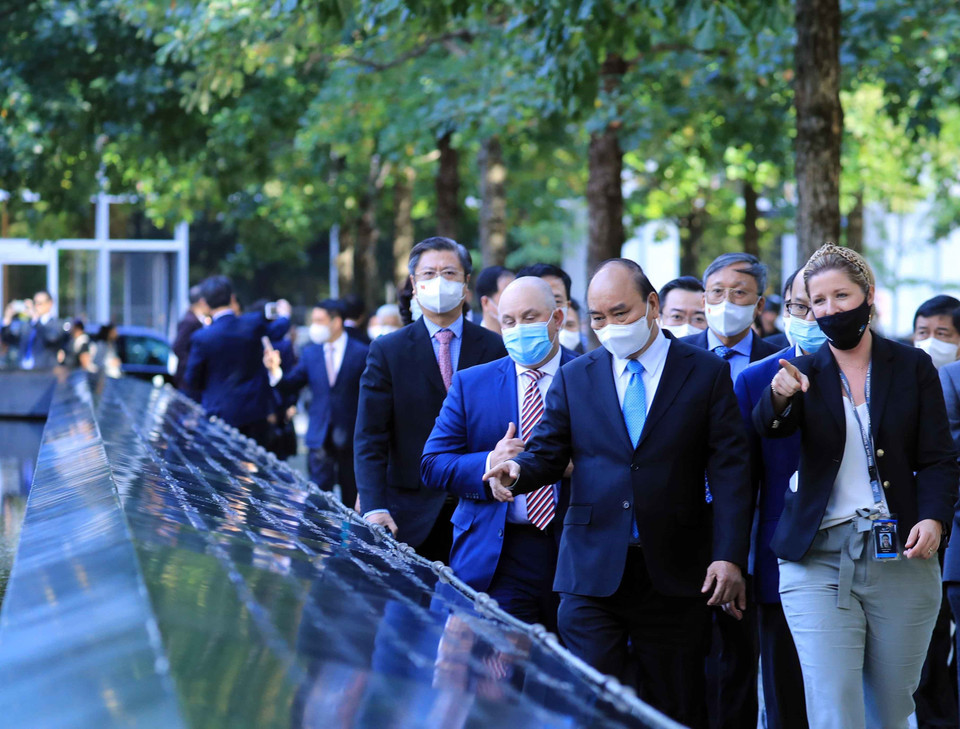 Chủ tịch nước Nguyễn Xuân Phúc thăm Khu tưởng niệm các nạn nhân của vụ khủng bố 11/9. (Ảnh: Thống Nhất/TTXVN)