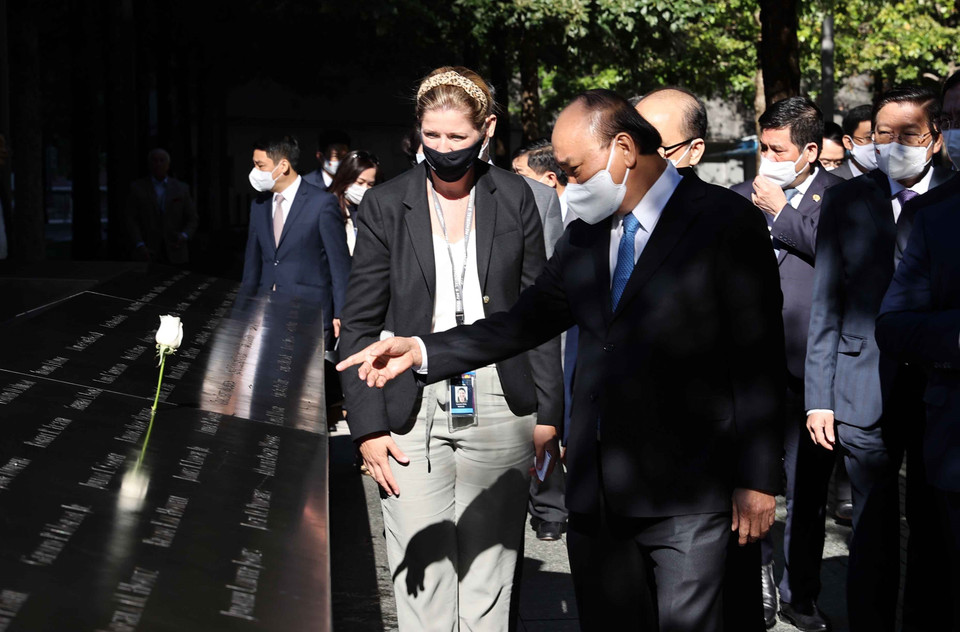 Chủ tịch nước Nguyễn Xuân Phúc thăm Khu tưởng niệm các nạn nhân của vụ khủng bố 11/9. (Ảnh: Thống Nhất/TTXVN)