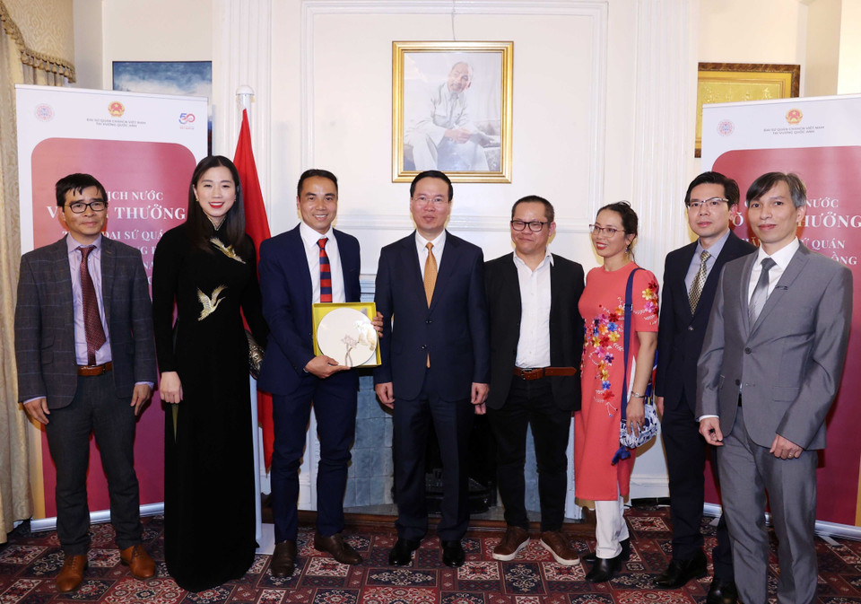 Chủ tịch nước Võ Văn Thưởng tặng quà lưu niệm cho Hội tri thức Việt Nam tại Anh. (Ảnh: Thống Nhất/TTXVN)
