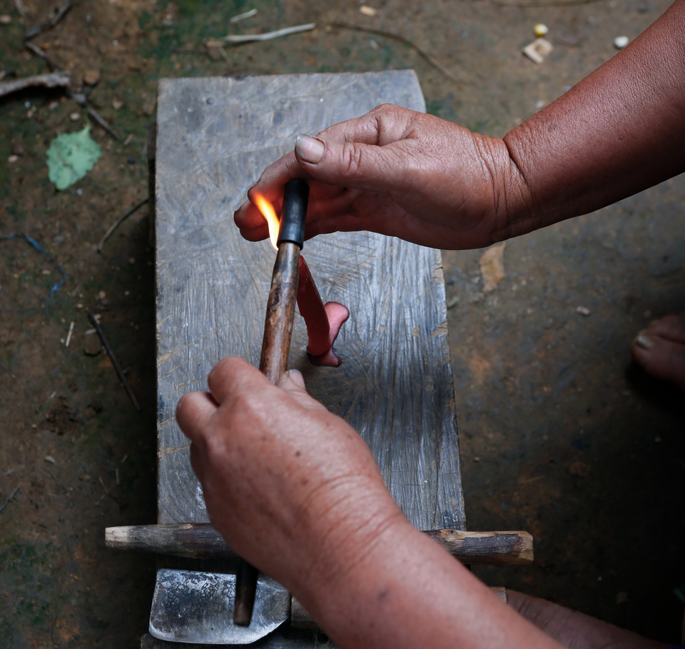Góp phần không nhỏ để nghệ thuật khèn của người Mông ở Yên Bái trở thành Di sản Văn hóa Phi vật thể Quốc gia phải kể đến ông Thào Cáng Súa ở bản Sáng Nhù, xã Mồ Dề, huyện Mù Cang Chải, người có tài thổi khèn hay, múa khèn giỏi, là Nghệ nhân duy nhất chế tác khèn Mông tài hoa. (Ảnh: Tuấn Anh/TTXVN)