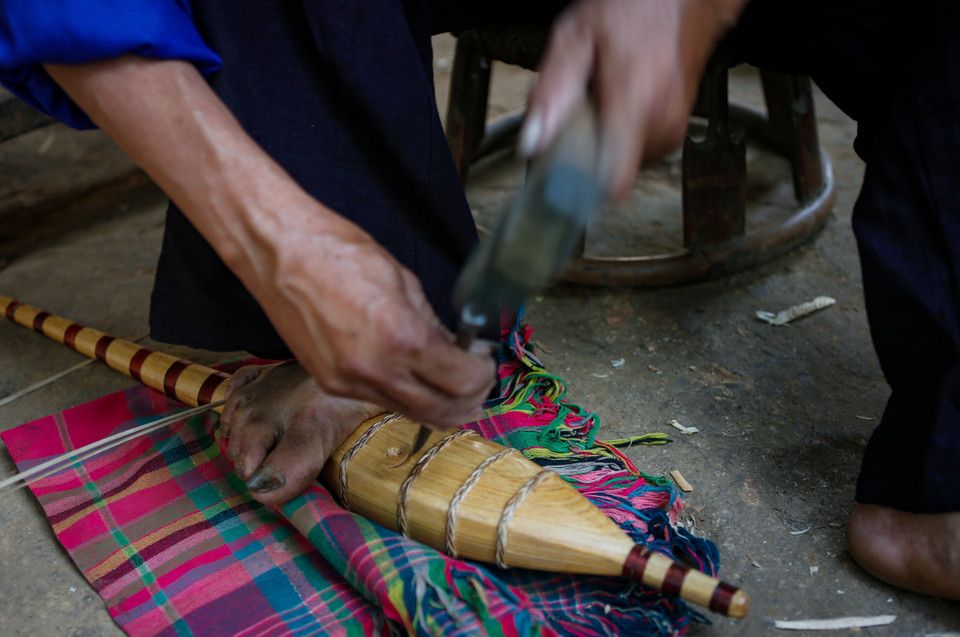 Dựa theo kích thước từng thanh tre có lắp lưỡi gà mà đục bầu khèn cho vừa, để khèn không bị hở hơi. (Ảnh: Tuấn Anh/TTXVN)