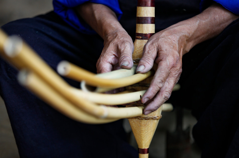 Để làm được một chiếc khèn đẹp và có tiếng hay đòi hỏi kỹ thuật chế tác rất cầu kỳ. (Ảnh: Tuấn Anh/TTXVN)