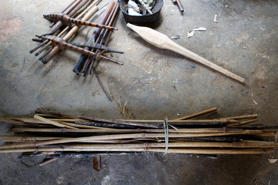 Chuẩn bị nguyên liệu tre để làm khèn. (Ảnh: Tuấn Anh/TTXVN)