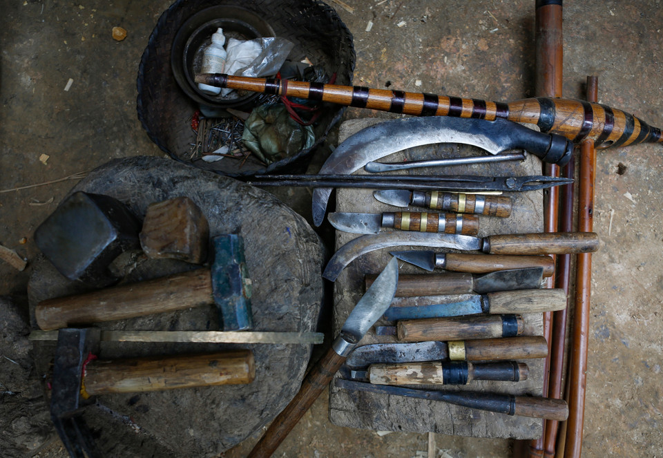 Bộ dụng cụ đầy đủ để làm khèn của Nghệ nhân Thào Cáng Súa. (Ảnh: Tuấn Anh/TTXVN)