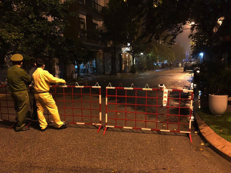 Cơ quan chức năng phong tỏa nơi lưu trú của người mắc COVID-19. (Ảnh: Cổng Tin tức TP Hải Phòng)