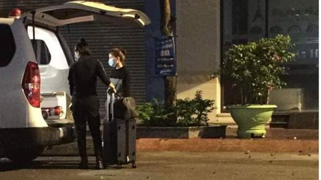 Cơ quan chức năng đưa 2 trường hợp nghi mắc COVID-19 đi cách ly (Ảnh: Cổng Tin tức TP Hải Phòng)