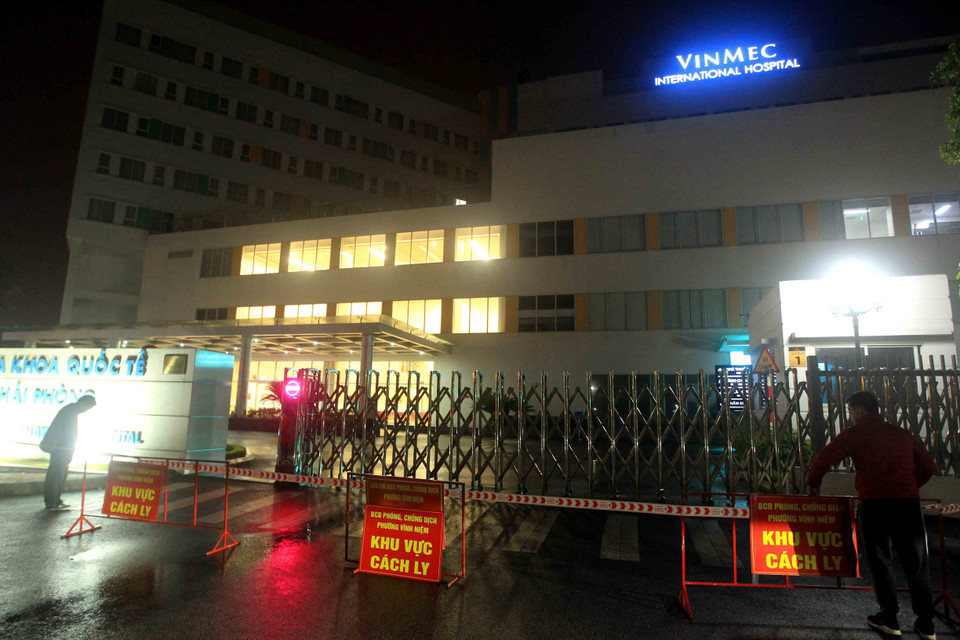 Các trường hợp có tiếp xúc và liên quan đến bệnh nhân nghi lây nhiễm đã được di chuyển đến khu vực cách ly. (Ảnh: An Đăng/TTXVN)