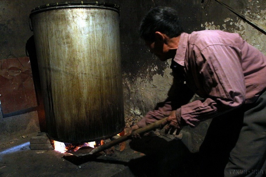 Nồi bánh được luộc bằng than, củi trong khoảng 10,12 tiếng, đảm bảo bánh rền, dẻo. (Ảnh: Minh Tú/TTXVN)