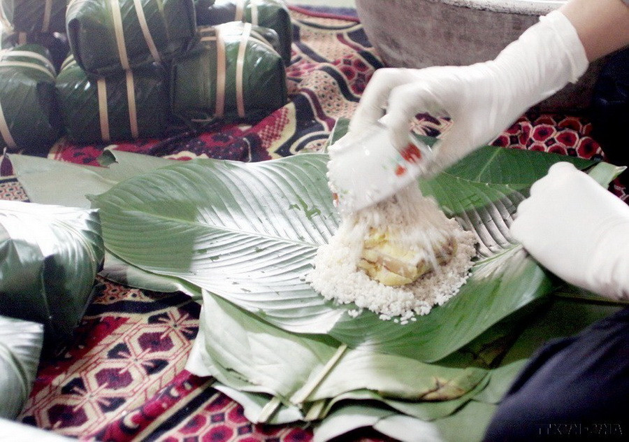 Lá dong xanh bên ngoài, ở giữa là gạo, đậu xanh, thịt mỡ. (Ảnh: Tuấn Anh/TTXVN)