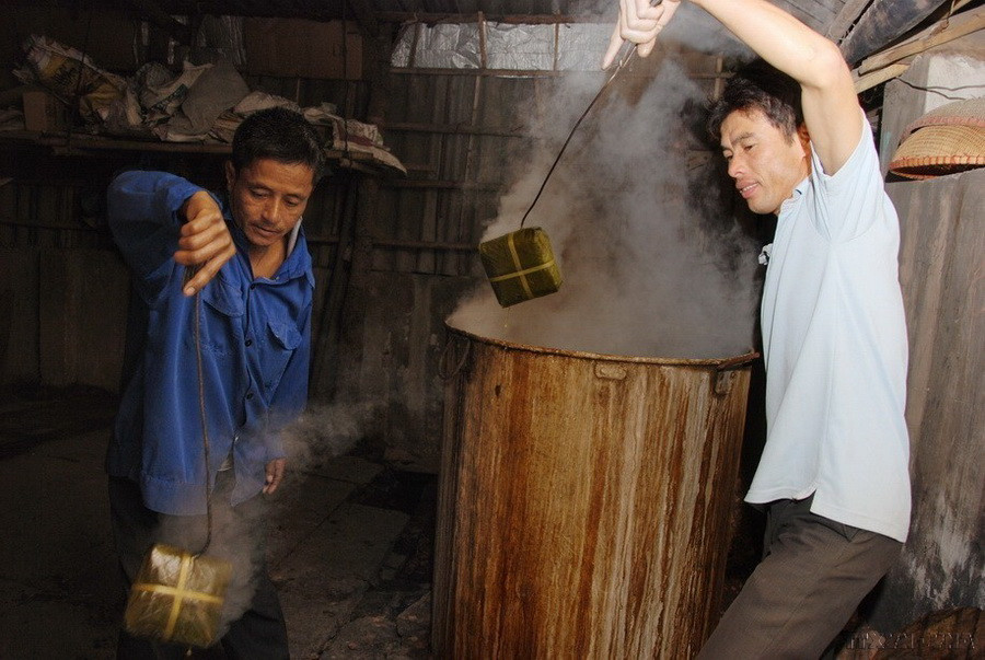 Bánh chưng được vớt ra khỏi nồi sau 10 đến 12 tiếng. (Ảnh: TTXVN)