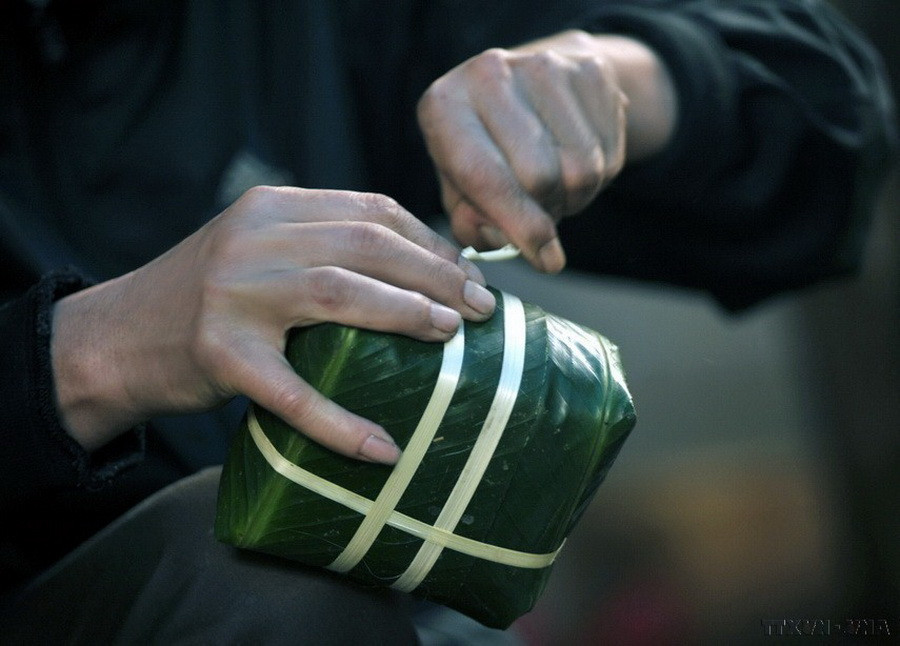 Một chiếc bánh chưng tết đạt chuẩn vuông, đẹp. (Ảnh: TTXVN)