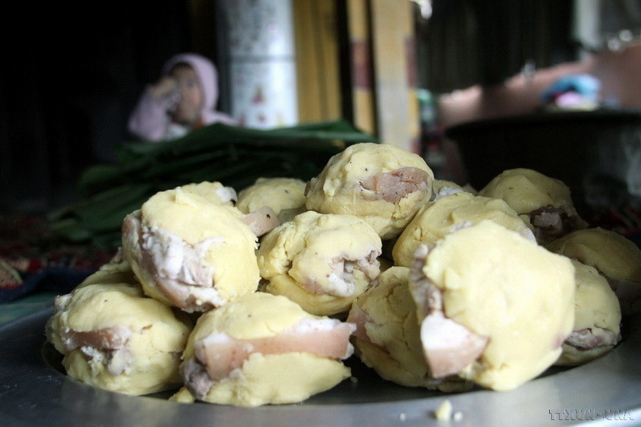 Nhân bánh chưng là đỗ xanh hấp chín, giã nhuyễn, nắm thành viên, bên trong là miếng thịt ba chỉ ngon đã ướp đủ tiêu, mắm thơm lừng. (Ảnh: Tuấn Anh/TTXVN)