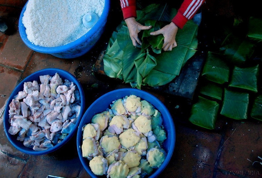 Bánh chưng được làm từ những nguyên liệu gần gũi như gạo nếp, thịt lợn, đậu xanh, hành, hạt tiêu, lá dong, lạt giang. (Ảnh:TTXVN)