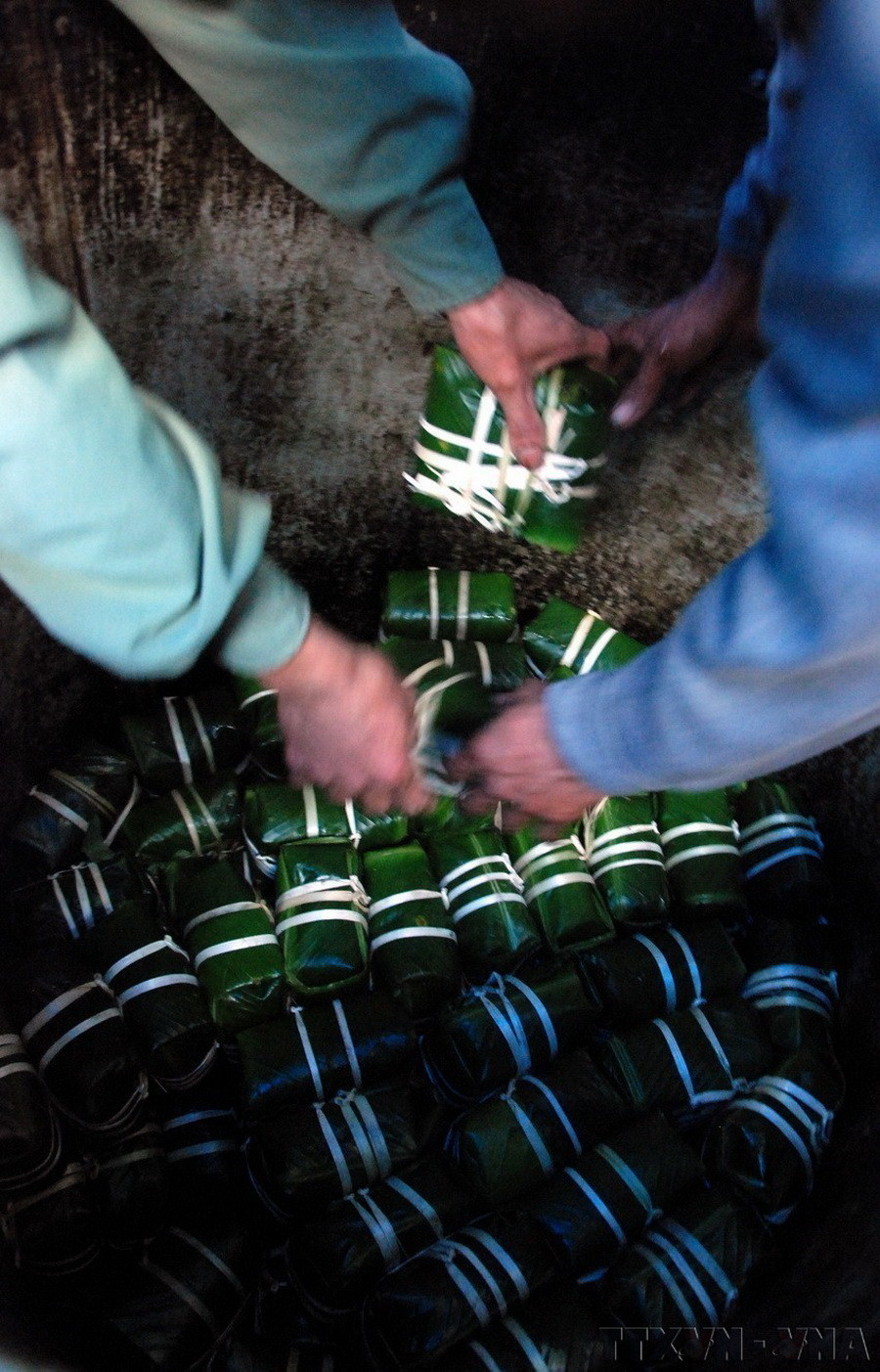 Bánh chưng được xếp vào nồi, chuẩn bị cho công đoạn luộc. (Ảnh: TTXVN)