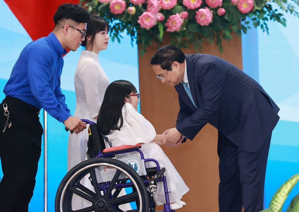 Thủ tướng Phạm Minh Chính với đại diện thanh niên có hoàn cảnh đặc biệt. (Ảnh: Dương Giang/TTXVN)