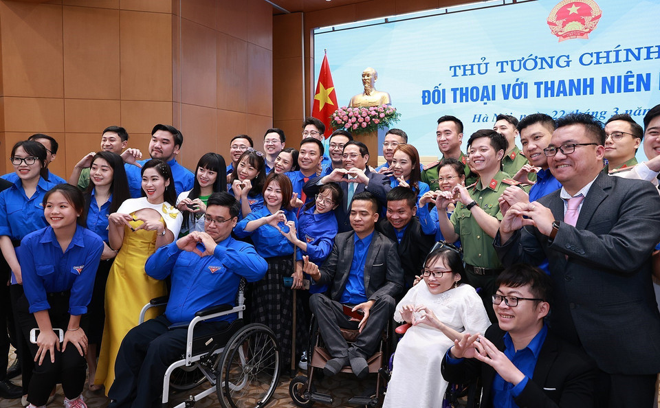 Thủ tướng Phạm Minh Chính với các đại biểu thanh niên. (Ảnh: Dương Giang/TTXVN)