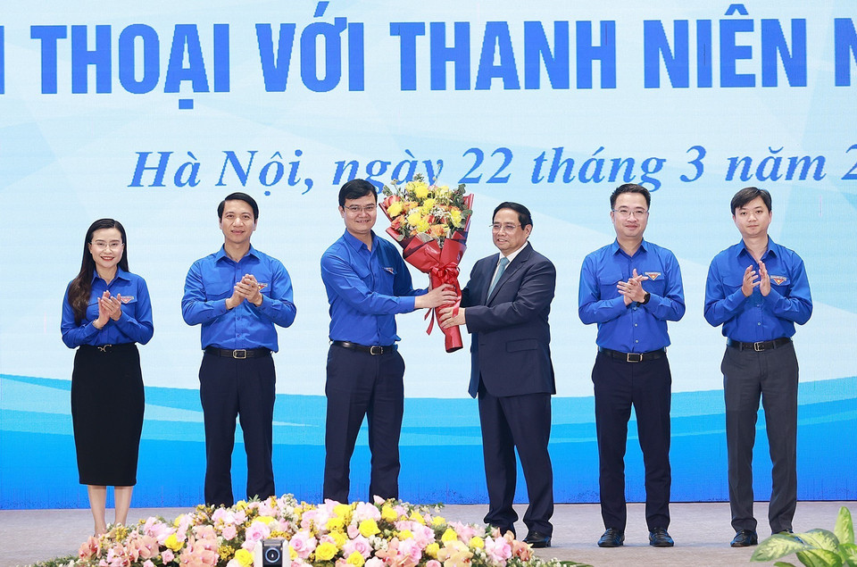 Thủ tướng Phạm Minh Chính chúc mừng thanh niên Việt Nam nhân kỷ niệm 92 năm Ngày thành lập Đoàn Thanh niên Cộng sản Hồ Chí Minh. (Ảnh: Dương Giang/TTXVN)