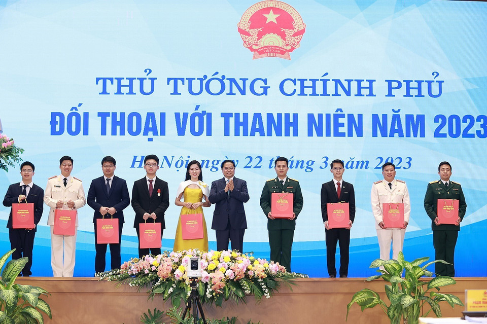 Thủ tướng Phạm Minh Chính tặng quà cho các gương mặt trẻ Việt Nam tiêu biểu. (Ảnh: Dương Giang/TTXVN)