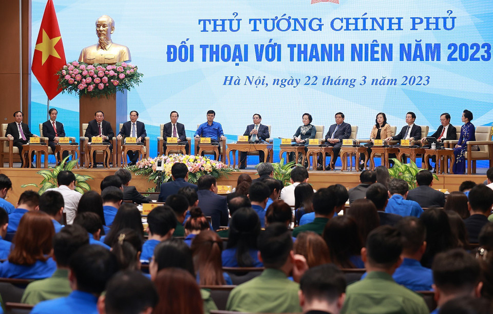 Thủ tướng Phạm Minh Chính cùng đại diện các bộ, ngành và Trung ương Đoàn tham gia đối thoại với thanh niên. (Ảnh: Dương Giang/TTXVN)