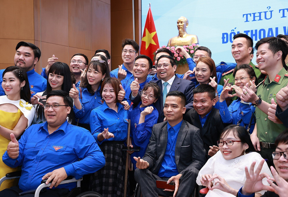 Thủ tướng Phạm Minh Chính với các đại biểu thanh niên. (Ảnh: Dương Giang/TTXVN)