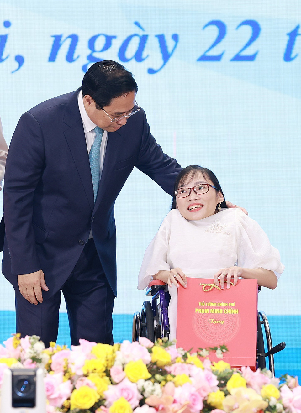 Thủ tướng Phạm Minh Chính với đại diện thanh niên có hoàn cảnh đặc biệt. (Ảnh: Dương Giang/TTXVN)