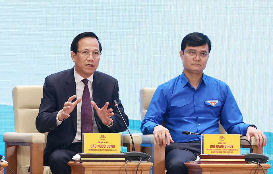 Bộ trưởng Bộ Lao động-Thương binh và Xã hội Đào Ngọc Dung đối thoại với thanh niên về vấn đề an sinh xã hội. (Ảnh: Dương Giang/TTXVN)