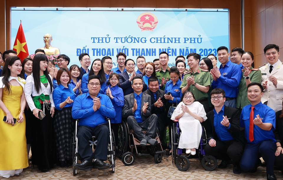 Thủ tướng Phạm Minh Chính với các đại biểu thanh niên. (Ảnh: Dương Giang/TTXVN)