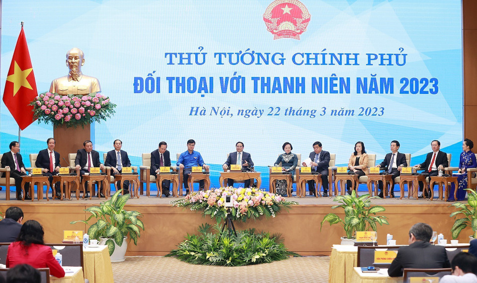 Thủ tướng Phạm Minh Chính cùng đại diện các bộ, ngành và Trung ương Đoàn tham gia đối thoại với thanh niên. (Ảnh: Dương Giang/TTXVN)