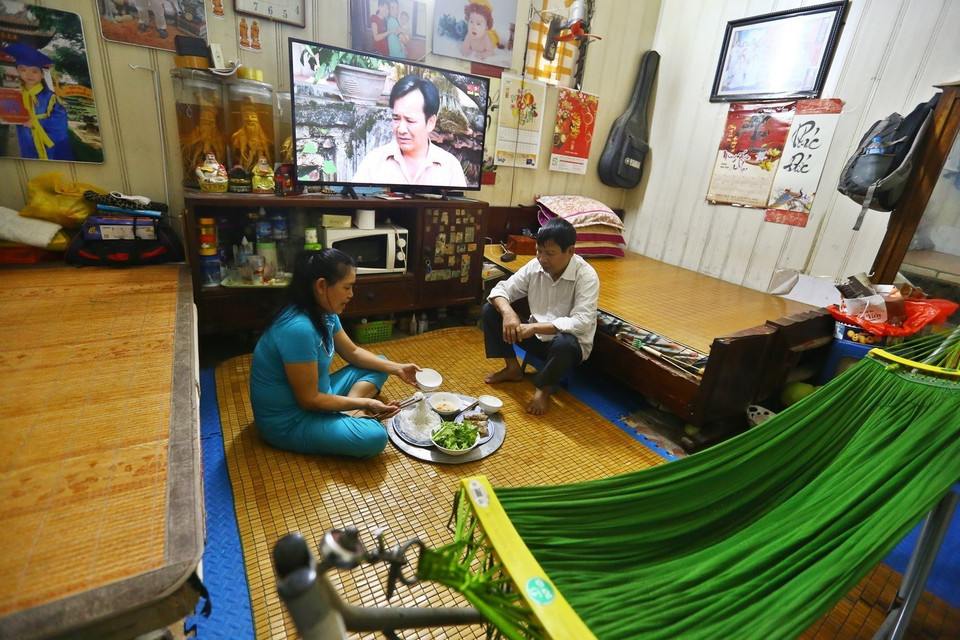 Các bệnh nhân điều trị ngoại trú tại xóm chạy thận 121 Lê Thanh Nghị không khỏi lo lắng do dịch bệnh. (Ảnh: Minh Quyết/TTXVN)