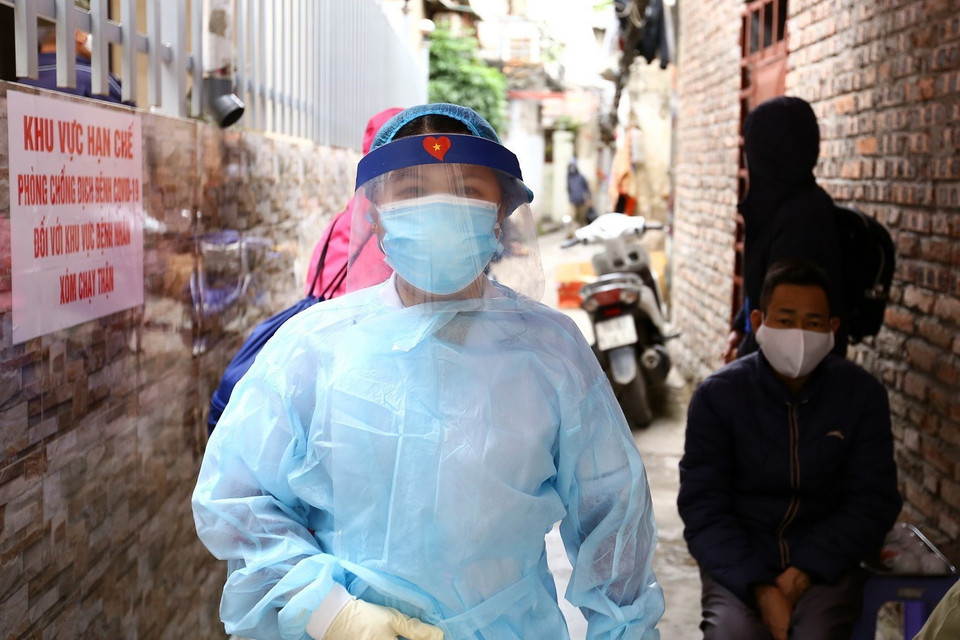 Các bệnh nhân trong xóm phải đăng ký trước và được nhân viên y tế của bệnh viện dẫn đi. (Ảnh: Minh Quyết/TTXVN)