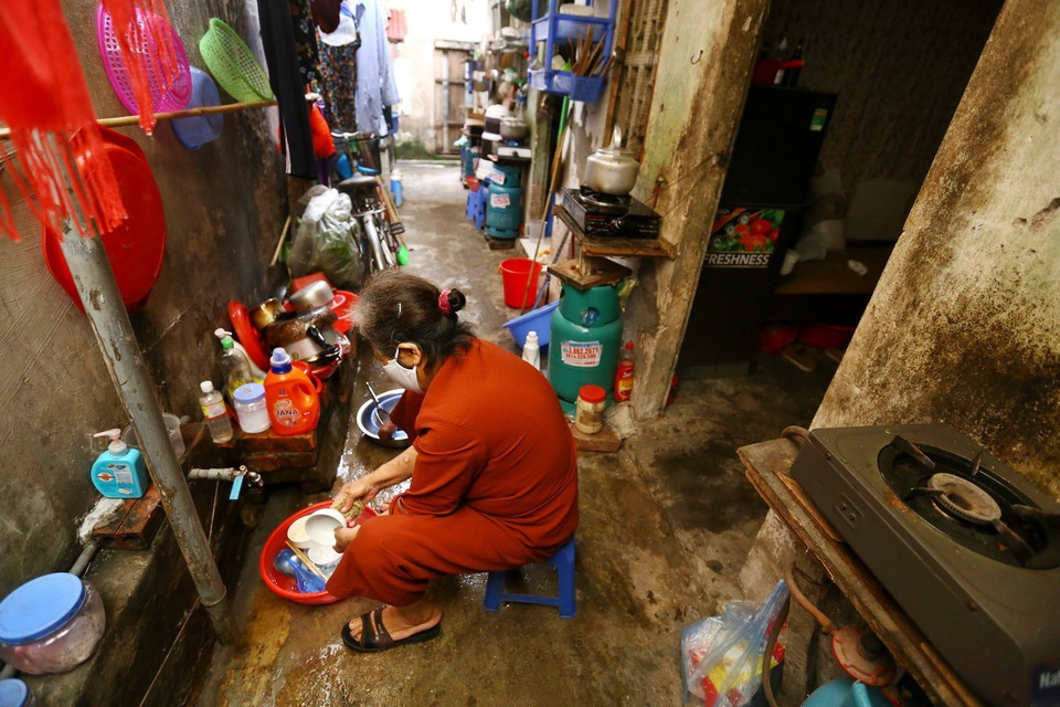 Dịch bệnh đã khiến cuộc sống hàng ngày của người dân thêm chồng chất khó khăn. (Ảnh: Minh Quyết/TTXVN)