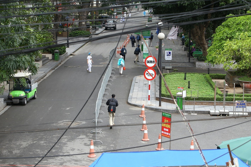Nhằm đảm bảo an toàn cho bệnh nhân, cơ quan chức năng đã mở lối đi riêng với các quy trình kiểm tra nghiêm ngặt.(Ảnh: Minh Quyết/TTXVN)