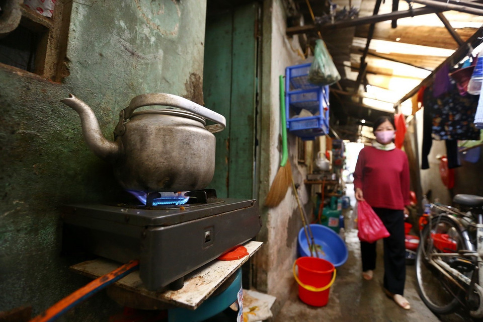 Họ vẫn phải duy trì cuộc sống hàng ngày, không thể trở về quê nhà cũng không thể bỏ ngang lịch điều trị. (Ảnh: Minh Quyết/TTXVN)